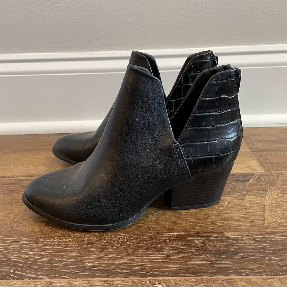 SO Black Ankle Boots Crocodile Embossed Booties Size 7 Uniform Nostalgia Goth